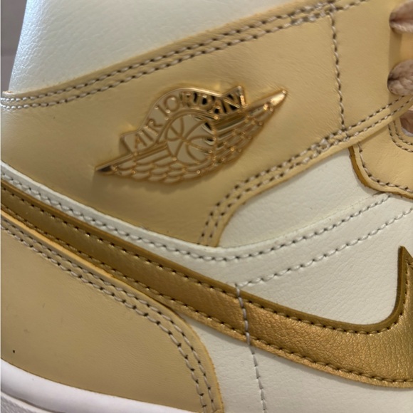 Women’s Air Jordan 1 Mid SE | Size 7.5 | NEW w/Box!! - Picture 8 of 9